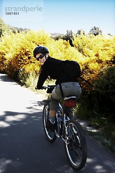 Eine Frau mit dem Fahrrad in Lake District Patagonien Argentinien.
