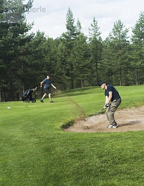 Ein Mann Golfspielen in Schweden Dalarnan.