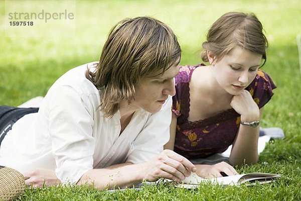 Junges paar skandinavischen  lesen eine Buch zusammen Schweden.