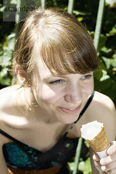Skandinavischen Frau Essen ein Eis Schweden.