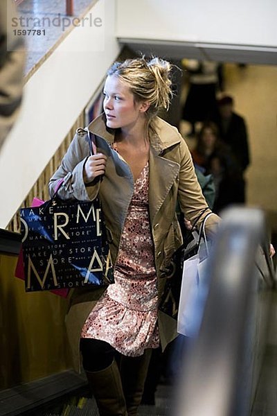 Frau in einer Rolltreppe in einem Mall Stockholm Schweden.