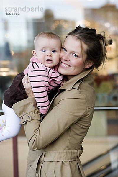 Eine Mutter mit ihrer Tochter in den Armen Stockholm Schweden.