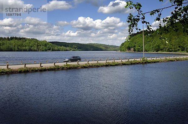 Ein Auto fahren auf einem Steg Falkenberg Schweden.