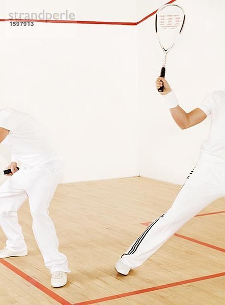 Zwei Menschen spielen squash Stockholm Schweden.