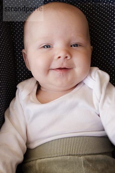 Portrait von einem lächelnd Baby-Schweden.
