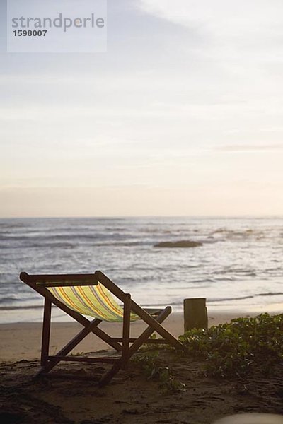 Ein Liegestuhl am Strand Thailand.
