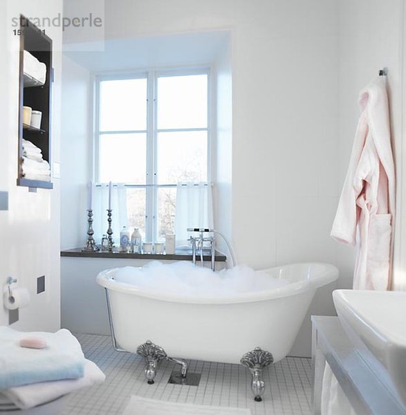 Badewanne mit Schaumbad im Badezimmer Schweden.