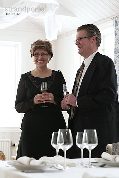 Ein Mann und eine Frau auf einer Party-Schweden.