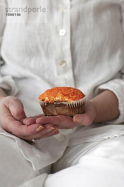 Eine Frau hält eine Muffin Nahaufnahme Schweden.