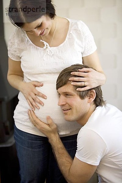 Ein Mann und eine schwangere Frau Schweden.