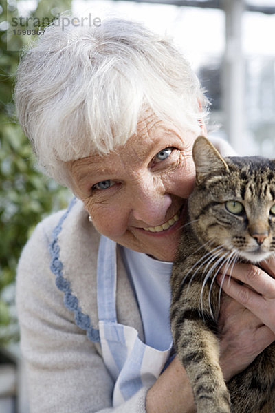 Eine ältere Frau skandinavischen und eine Katze Schweden.