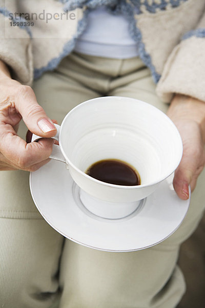 Frau trinkt eine Tasse Kaffee Schweden.