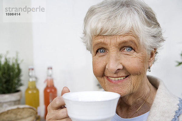 Frau trinkt eine Tasse Kaffee Schweden.