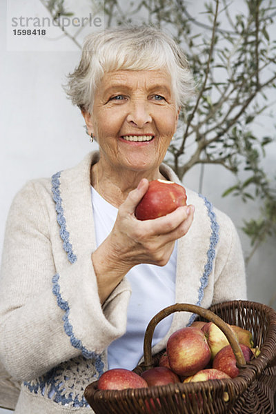 Frau hält einen Apfel in der Hand  Schweden.