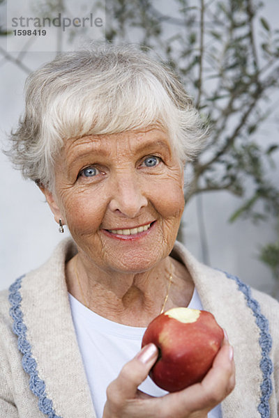 Frau hält einen Apfel in der Hand  Schweden.