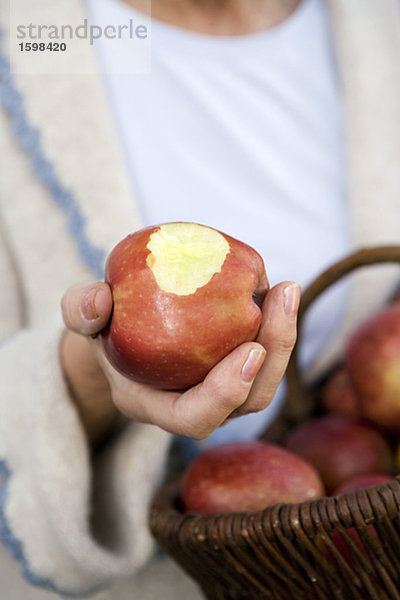 Frau hält einen Apfel in der Hand  Schweden.