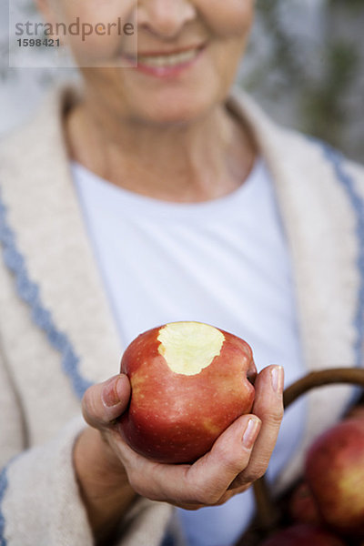 Frau hält einen Apfel in der Hand  Schweden.