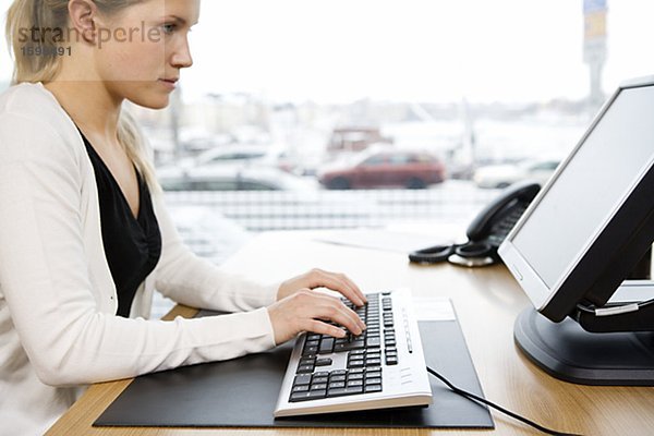 Eine Frau in einem Büro arbeiten.