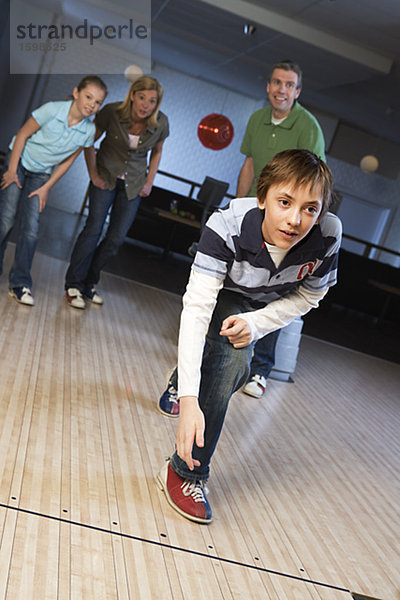 Familie in eine Bowlingbahn.