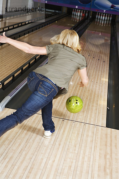 Eine weibliche Bowler.