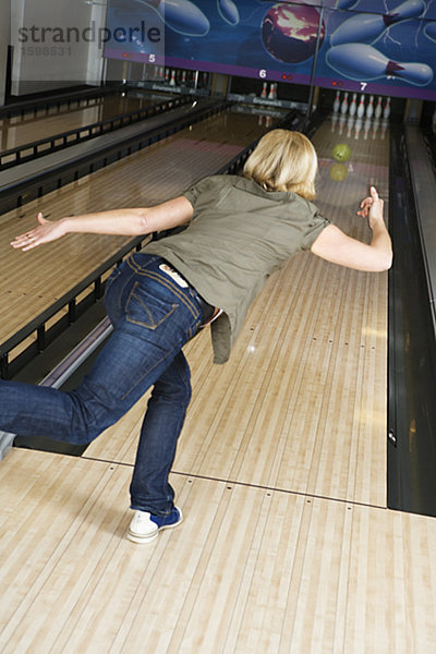 Eine weibliche Bowler.