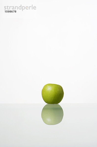 Ein grüner Apfel.