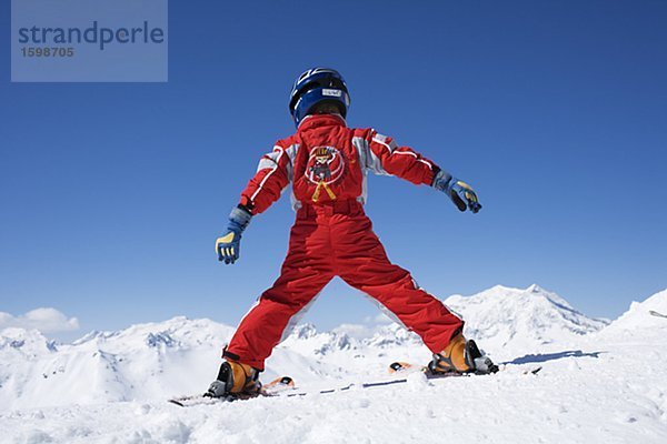 Ein Junge Skifahren in den Alpen