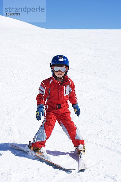 Ein Junge Skifahren in den Alpen.
