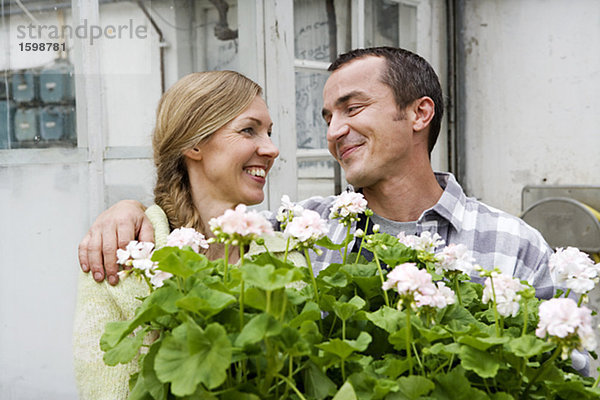 Ein Mann und eine Frau mit Blumen.