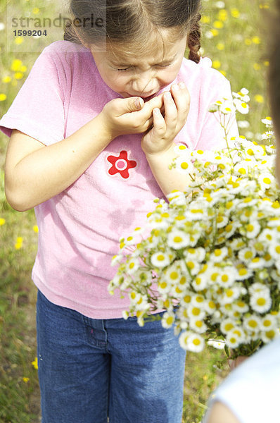 Mädchen Niesen im Feld