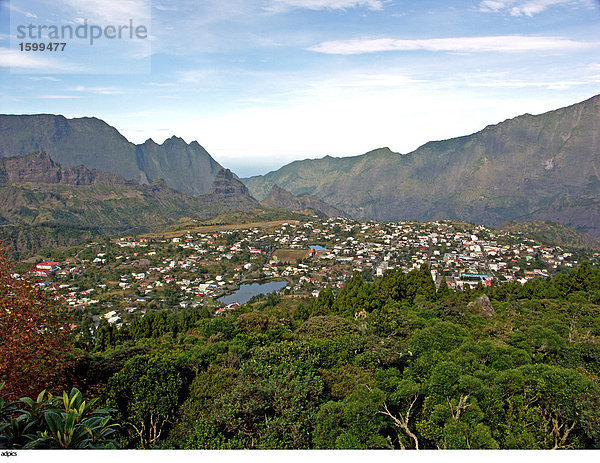 Luftbild der Stadt im Tal