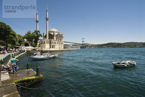 Moschee in Waterfront  Bosphorus  Istanbul  Türkei