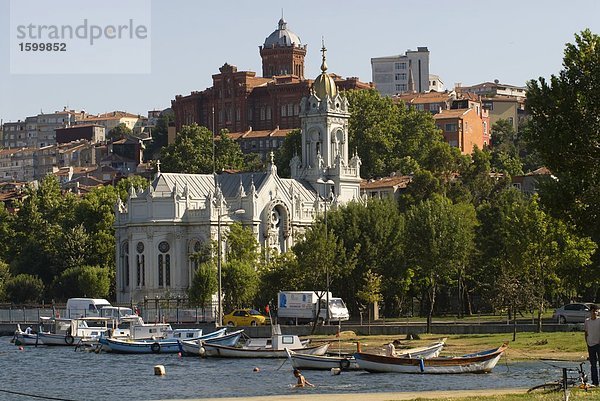Boote mit Kirche im Hintergrund  Istanbul  Türkei