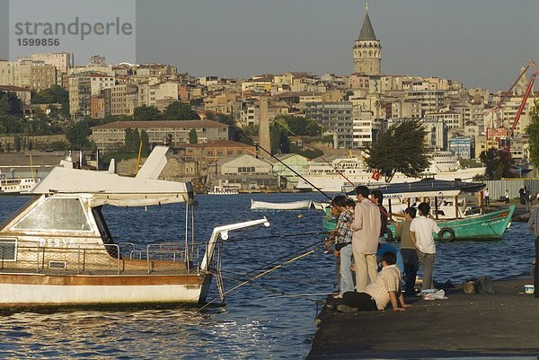 Gruppe von Menschen Angeln in Straits  Bosphorus  Istanbul  Türkei