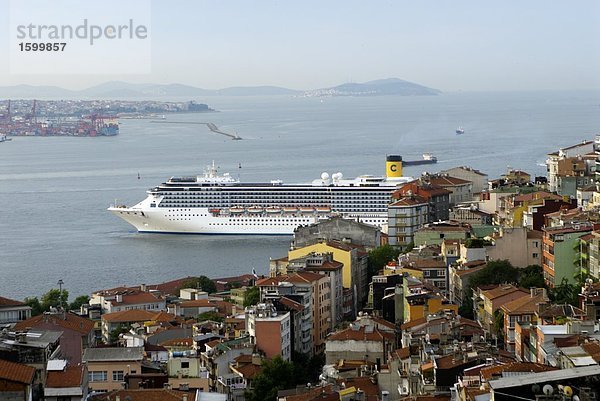 Stadt am Wasser mit Schiff in Hintergrund  Bosphorus  Istanbul  Türkei