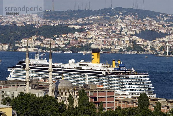 Stadt am Wasser mit Schiff  Bosphorus  Istanbul  Türkei