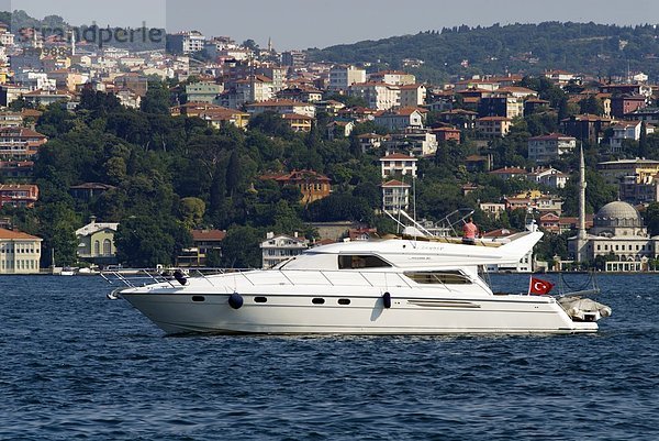 Boot in Notlage mit Gebäuden im Hintergrund  Bosphorus  Istanbul  Türkei