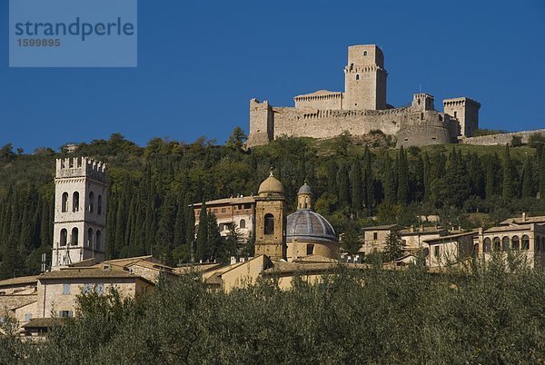 Untersicht der Kirche auf dem Hügel  Basilika von San Francesco d ' Assisi  Assisi  Perugia Provinz  Umbrien  Italien