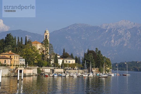 Stadt am Wasser mit Booten in Lake  Lake Como  Tremezzo  Como  Lombardei  Italien