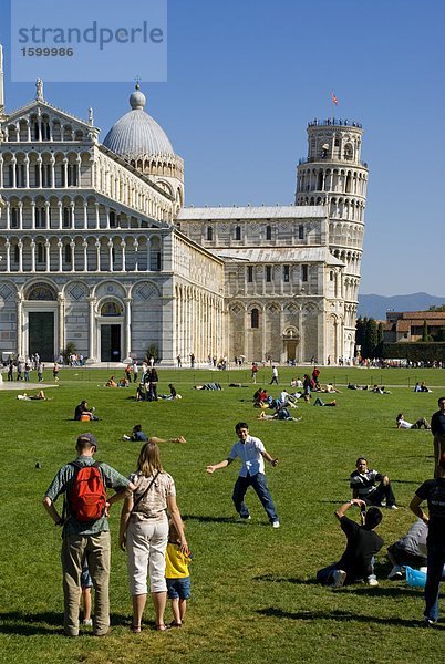 Kirche mit Glockenturm im Hintergrund  schiefen Turm von Pisa  Piazza Dei Miracoli  Pisa  Toskana  Italien