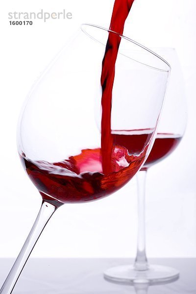 Nahaufnahme gegossen in Glas Rotwein