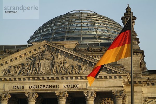 Deutscher Flagge flattern an Regierungsgebäude  Reichstag  Berlin  Deutschland