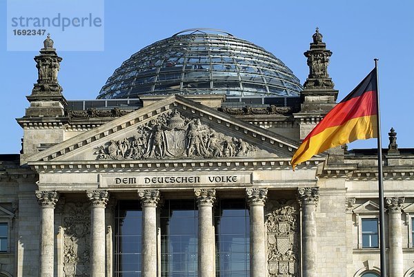 Deutscher Flagge flattern an Regierungsgebäude  Reichstag  Berlin  Deutschland