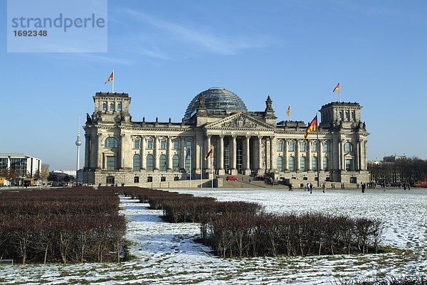 Touristen an Regierungsgebäude  Reichstag  Berlin  Deutschland