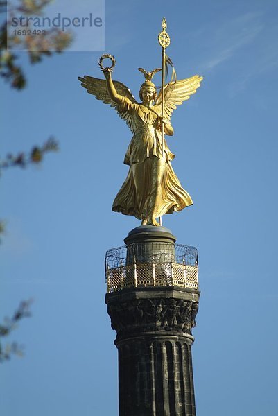 Statue von Engel auf Säule