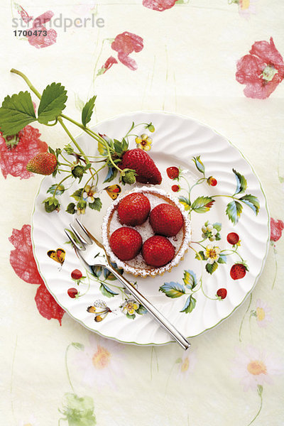 Erdbeertörtchen auf Teller  Nahaufnahme