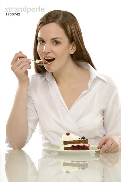 Junge Frau isst Kuchen  Porträt
