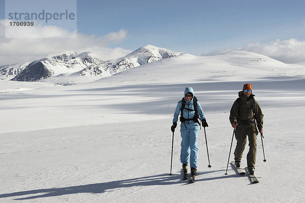 Norway  Rondane National Park  Persons cross-country skiing