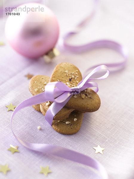 Herzförmige Kekse mit rosa Geschenkband