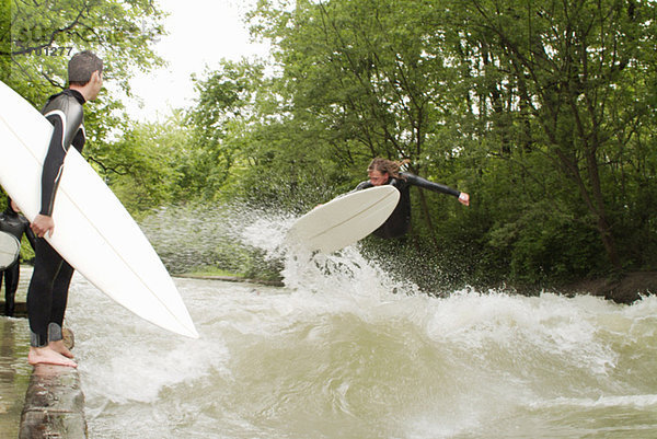 Junge Männer beim Surfen